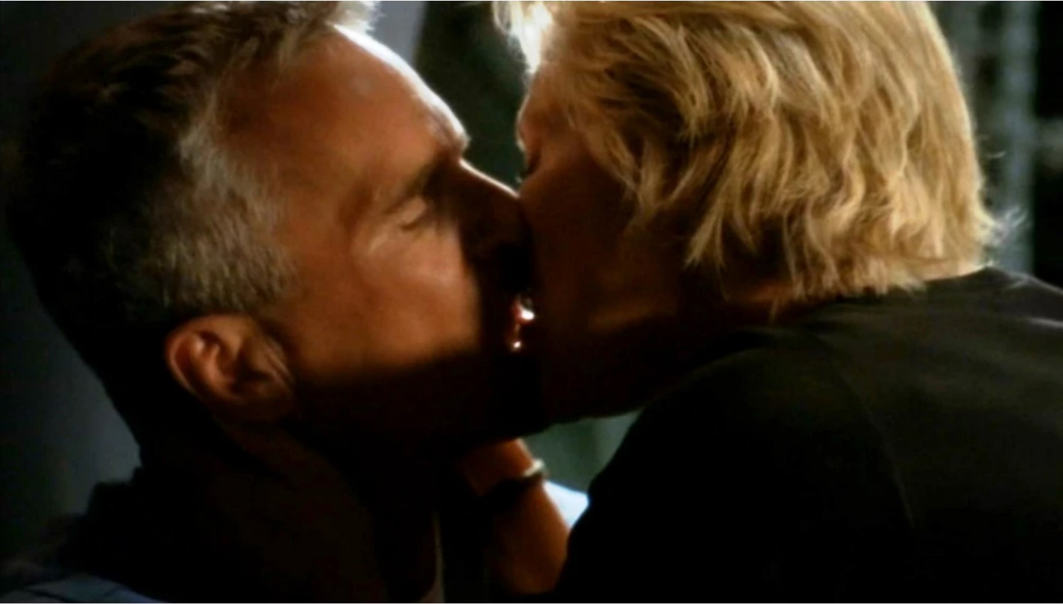 Amanda Tapping kissing Richard Dean Anderson (screenshot from "Grace", aired Jan. 16, 2004)
